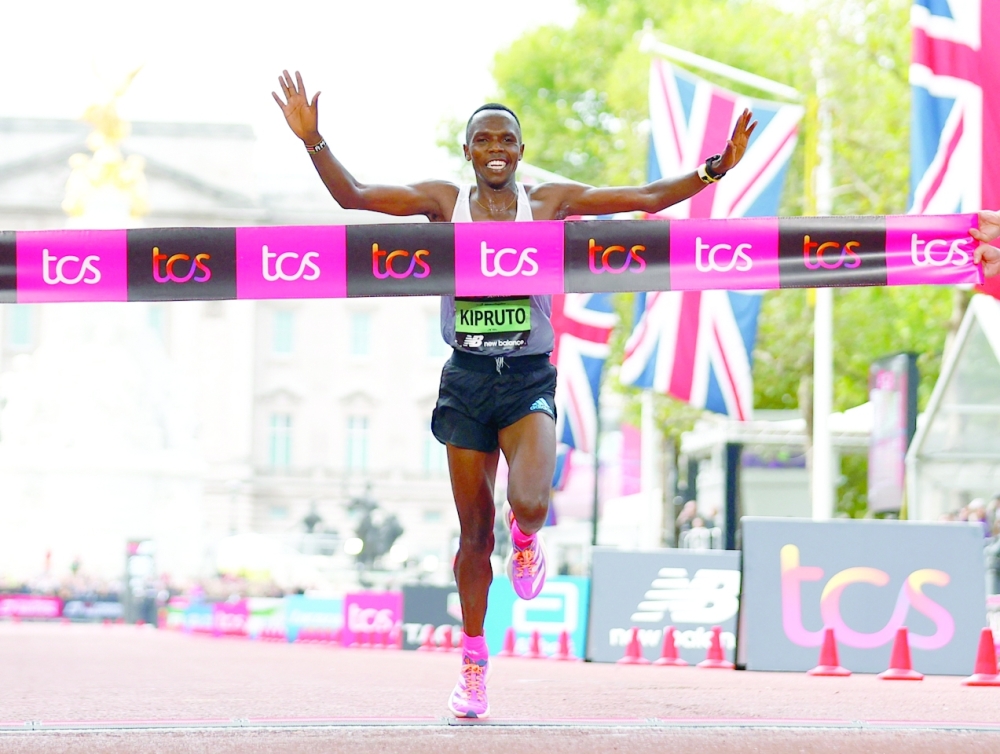 Athletics - London Marathon - London, Britain - October 2, 2022 Kenya's Amos Kipruto crosses the line to win the men's elite race Action Images via Reuters/Andrew Boyers
