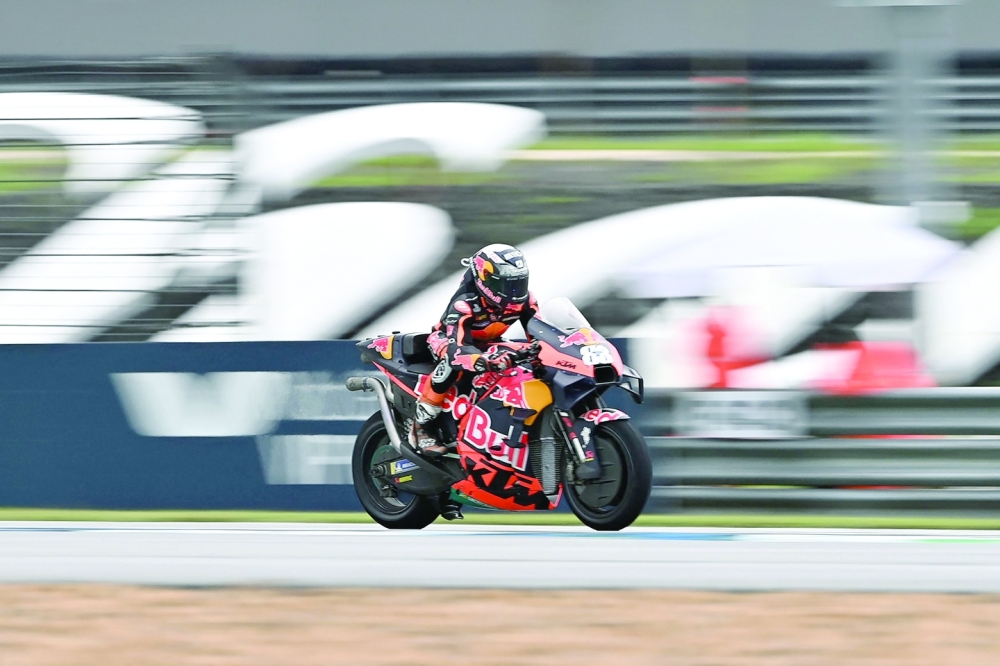 TOPSHOT - Red Bull KTM Factory Racing's Portuguese rider Miguel Oliveira rides his bike during the MotoGP Thailand Grand Prix at the Buriram International Circuit in Buriram on October 2, 2022.  (Photo by Manan VATSYAYANA / AFP)

