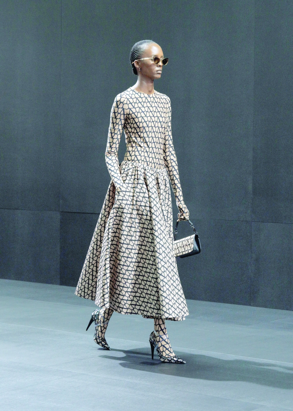 A model presents a look at the Valentino spring 2023 fashion show in Paris, Oct. 2, 2022. (Valerio Mezzanotti/The New York Times)