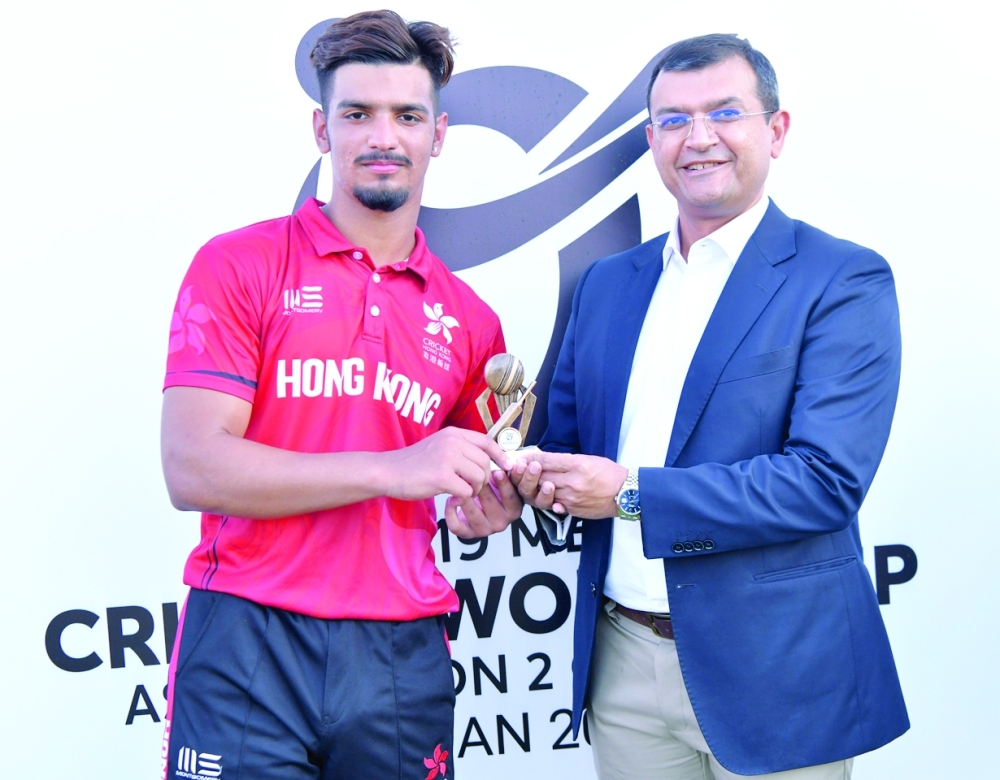 Hong Kong’s Mohammed Mudassir receives the Man of the Match award from Alkesh Joshi, Oman Cricket’s treasurer.