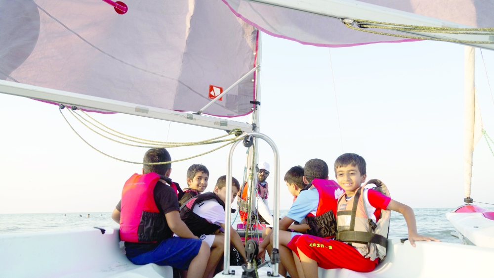 Number of kids ar try sailing during Oman Sailing Festival in Sohar عدد من الأطفال في تجربة للإبحار الشراعي (1)