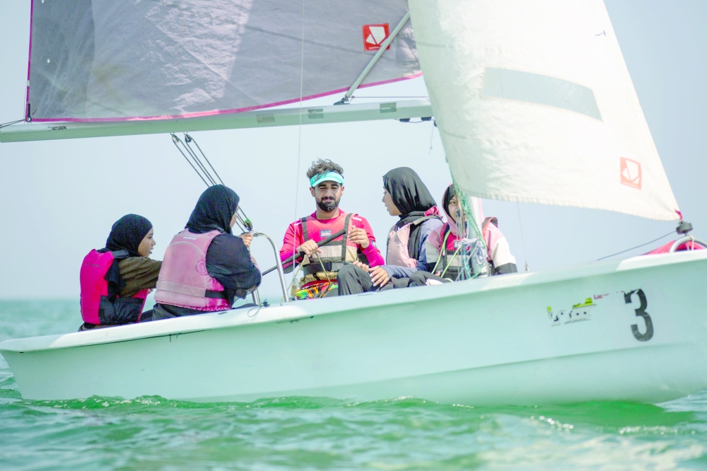 Number of people are try sailing during Oman Sailing Festival in Sohar مشاركة مجتمعية لتجربة للإبحار الشراعي (1)