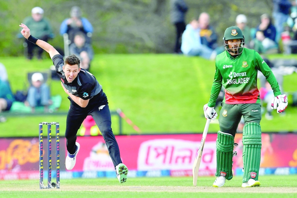 New Zealand's Trent Boult (L) bowls as Bangladesh's Najmul Hossain Shanto looks on during the fifth cricket match between New Zealand and Bangladesh of the Twenty20 tri-series at Hagley Oval in Christchurch on October 12, 2022. (Photo by Sanka Vidanagama / AFP)

