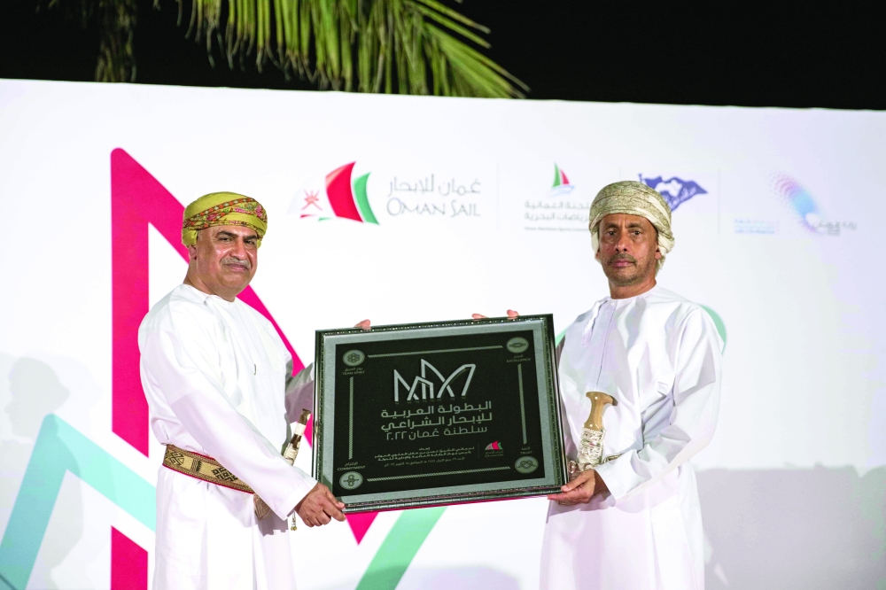 Oman Sail CEO (right) present a token of appreciation to the GoH (left) الرئيس التنفيذي لعمان للإبحار يقدم هدية تذكارية لراعي الحفل