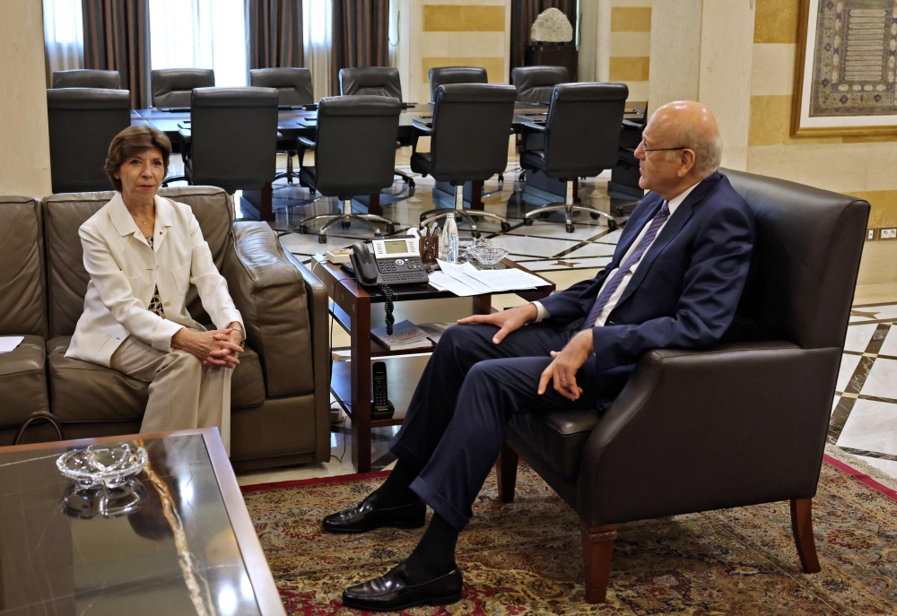 Lebanese Prime Minister Najib Mikati (R) meets with France's Foreign and European Affairs Minister Catherine Colonna in the capital Beirut on October 14, 2022. (Photo by Joseph EID / AFP)
