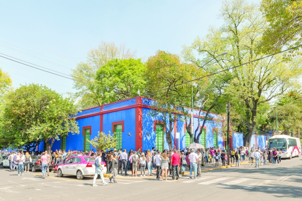 A crowd gathers outside the Casa Azul, where Frida Kahlo spent much of her life, in Mexico Citys Coyoacn neighborhood in November 2019. (Adrian Wilson/The New York Times)