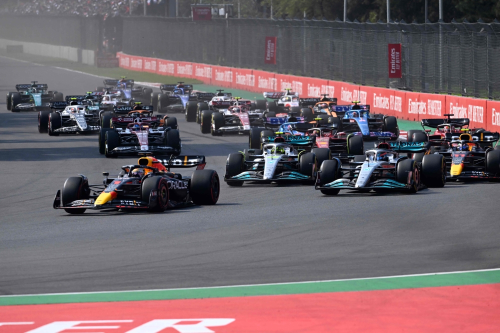Red Bull Racing's Dutch driver Max Verstappen leads at the start of the Formula One Mexico Grand Prix at the Hermanos Rodriguez racetrack in Mexico City on October 30, 2022.
  (Photo by Rodrigo ARANGUA / AFP)


