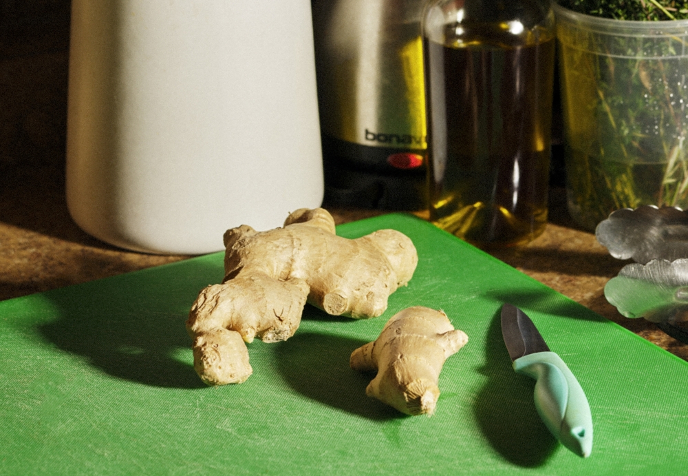 Ginger root for throat-soothing tea, one of the possible cold and flu solutions at home, in New York, Oct. 16, 2022. (Molly Matalon/The New York Times)