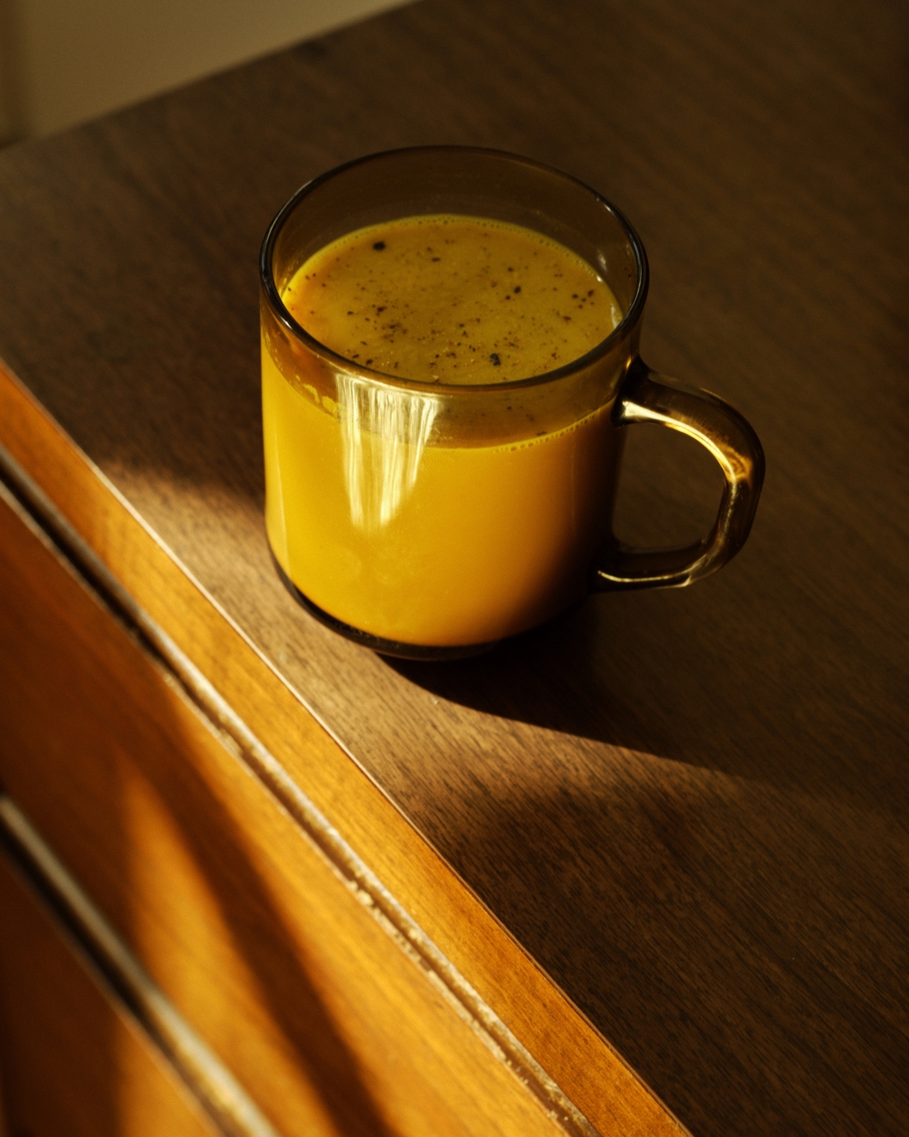 Turmeric milk tea with black pepper for inflammation, one of the possible cold and flu solutions at home, in New York, Oct. 16, 2022. (Molly Matalon/The New York Times)