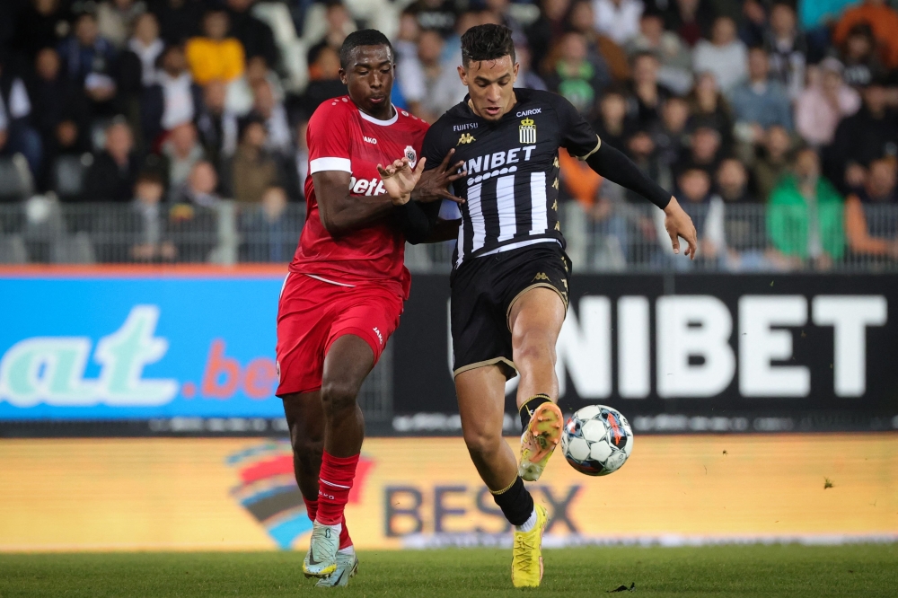 Antwerp's Ecuadorian defender William Pacho Tenorio fights for the ball with Charleroi's Algerian forward Nadhir Benbouali during the Belgian Jupiler Pro League football match between Sporting Charleroi and Royal Antwerp FC, at The Stade du Pays de Charleroi stadium in Charleroi, on October 30, 2022. Belgium OUT
 (Photo by VIRGINIE LEFOUR / BELGA / AFP)

