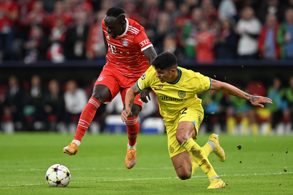 Bayern Munich's Senegalese forward Sadio Mane (L) and Inter Milan's Italian defender Raoul Bellanova vie for the ball during the UEFA Champions League Group C football match FC Bayern Munich v Inter Milan in Munich, southern Germany, on November 1, 2022. (Photo by CHRISTOF STACHE / AFP)


