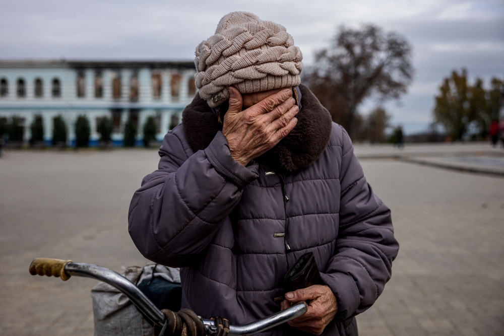  An elderly woman reacts while waiting to get a free SIM card from a mobile operator employees in the town of Izyum, in Kharkiv region on November 2, 2022, amid the Russian invasion of Ukraine.