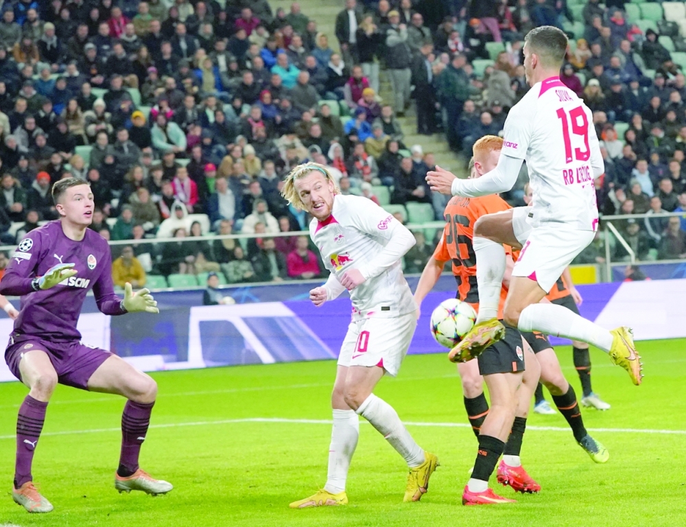 Leipzig's Portugese forward Andre Silva (R) scores his team's second goal past Shakhtar Donetsk's Ukrainian goalkeeper Anatoliy Trubin (L) during the UEFA Champions League Group F football match between Shakhtar Donetsk and RB Leipzig in Warsaw, on November 2, 2022.  (Photo by JANEK SKARZYNSKI / AFP)

