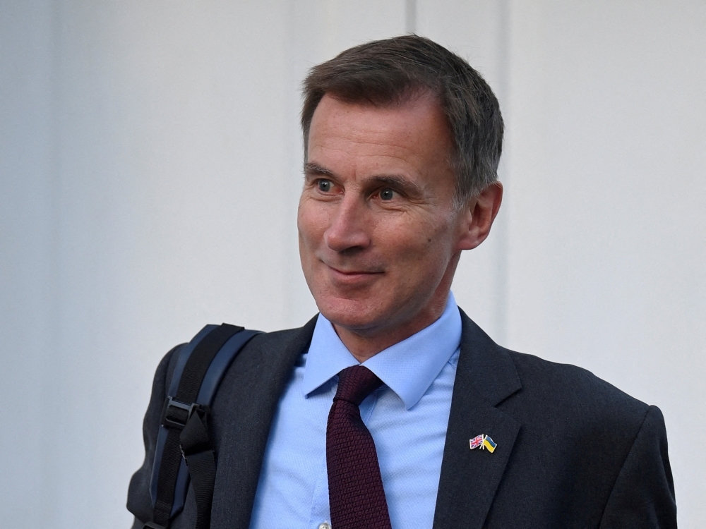 Britain's Chancellor of the Exchequer Jeremy Hunt walks outside his house in London, Britain, October 18, 2022. REUTERS/Toby Melville//File Photo
e Evans