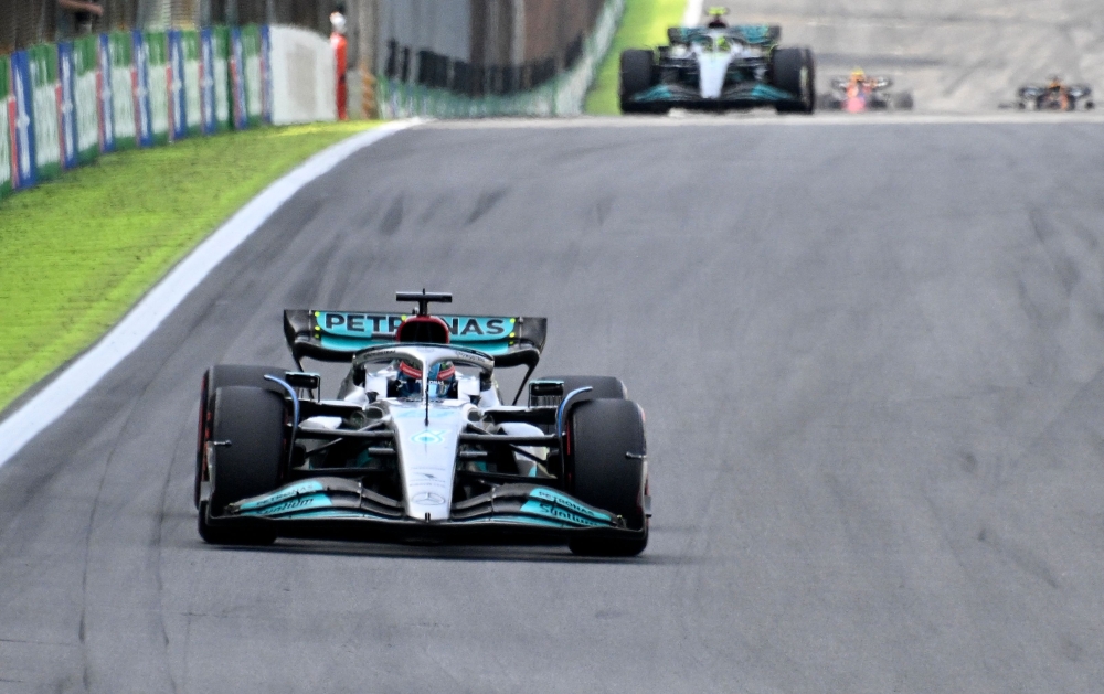 TOPSHOT - Mercedes' British driver George Russell races during the Formula One Brazil Grand Prix at the Autodromo Jose Carlos Pace racetrack, also known as Interlagos, in Sao Paulo, Brazil, on November 13, 2022. 
 (Photo by EVARISTO SA / AFP)

