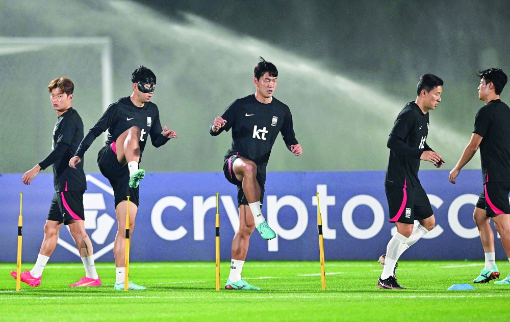 South Korea's midfielder Son Heung-min (2nd L) and defender Kim Young-gwon (C) take part in a training session at Al Egla Training Site 5 in Doha on November 17, 2022, ahead of the Qatar 2022 World Cup football tournament. (Photo by Jung Yeon-je / AFP)

