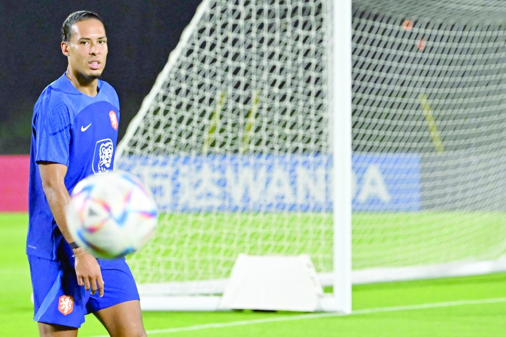 Netherlands' defender Virgil van Dijk takes part in a training session at Qatar University training site 6 in Doha on November 17, 2022, ahead of the Qatar 2022 World Cup football tournament. (Photo by Alberto PIZZOLI / AFP)

