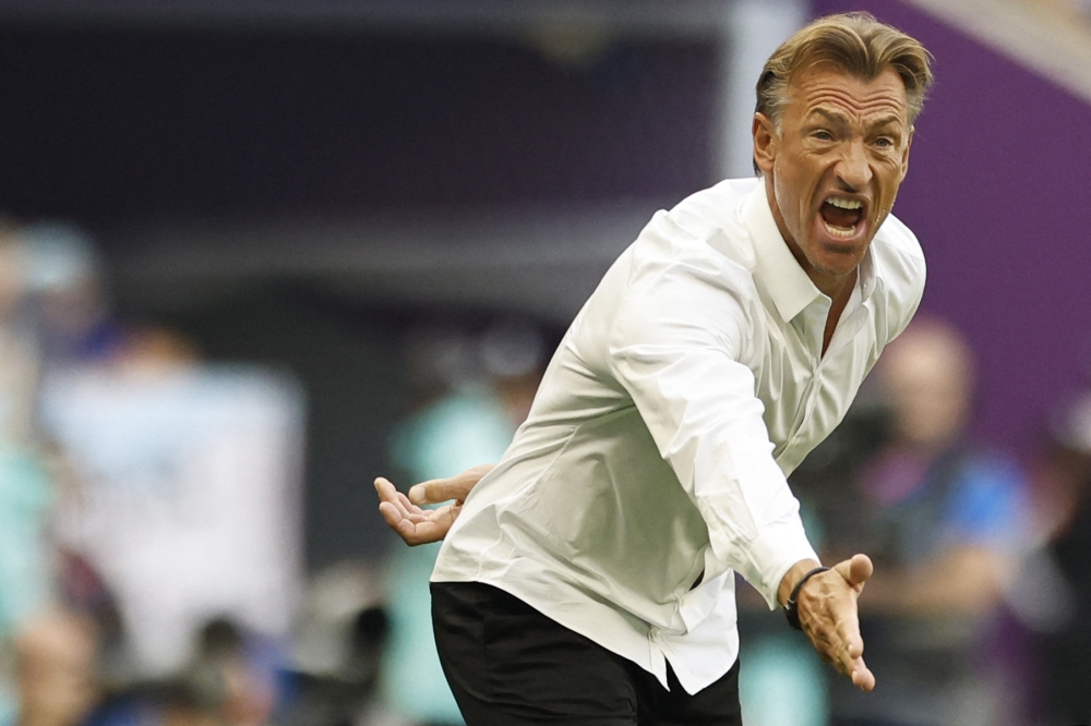 TOPSHOT - Saudi Arabia's French coach Herve Renard gestures during the Qatar 2022 World Cup Group C football match between Argentina and Saudi Arabia at the Lusail Stadium in Lusail, north of Doha on November 22, 2022. (Photo by Khaled DESOUKI / AFP)

