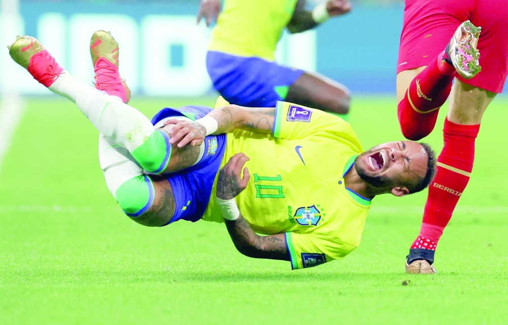 Soccer Football - FIFA World Cup Qatar 2022 - Group G - Brazil v Serbia - Lusail Stadium, Lusail, Qatar - November 24, 2022 Brazil's Neymar reacts after a challenge from Serbia'a Sasa Lukic REUTERS/Amanda Perobelli     TPX IMAGES OF THE DAY