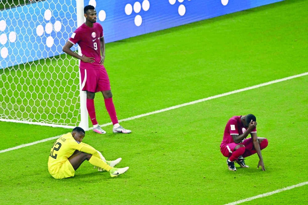 TOPSHOT - Players react after the final whistle of the Qatar 2022 World Cup Group A football match between Qatar and Senegal at the Al-Thumama Stadium in Doha on November 25, 2022. (Photo by MANAN VATSYAYANA  / AFP)

