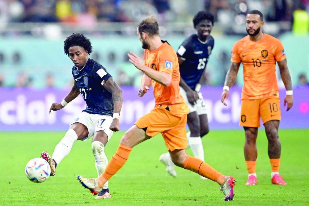 Ecuador's defender #17 Angelo Preciado (L) looks to pass the ball past Netherlands' defender #17 Daley Blind during the Qatar 2022 World Cup Group A football match between the Netherlands and Ecuador at the Khalifa International Stadium in Doha on November 25, 2022. (Photo by Raul ARBOLEDA / AFP)

