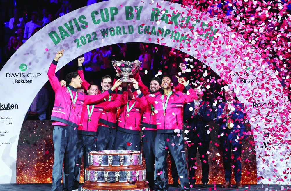 TOPSHOT - Canada's team holds the trophy after winning the Davis Cup tennis tournament at the Martin Carpena sportshall, in Malaga on November 27, 2022. Felix Auger-Aliassime sealed tennis history for Canada as they won their first Davis Cup title by beating Australia 2-0 in November 27, 2022's finals in Malaga. (Photo by Thomas COEX / AFP)

