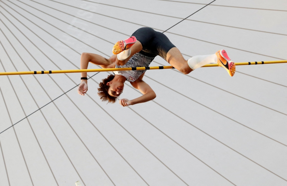 FILE PHOTO: Athletics - Diamond League - Lausanne - Lausanne, Switzerland - August 25, 2022. Sweden's Armand Duplantis in action during the men's pole vault REUTERS/Arnd Wiegmann/File Photo
