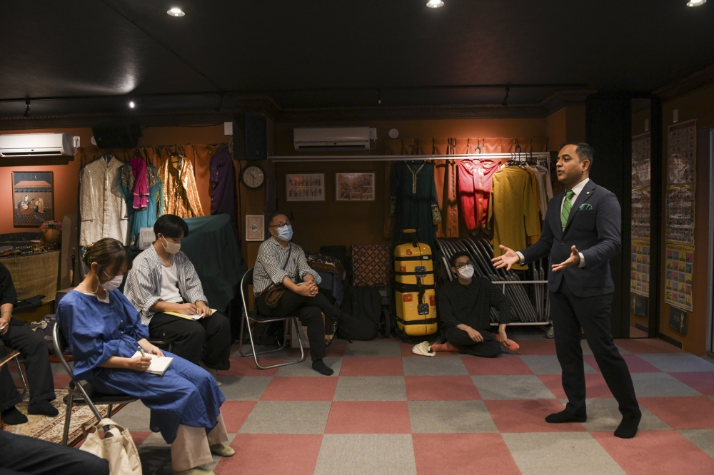 Yogendra Puranik, the first person from India to win elected office in Japan, gives a lecture to Japanese university students at the Indian cultural center he manages in the Edogawa Ward of Tokyo, Oct. 1, 2022.  (Noriko Hayashi/The New York Times) 