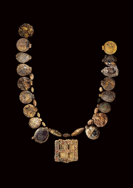A 1,300-year-old gold necklace unearthed in England - Vimarsana News