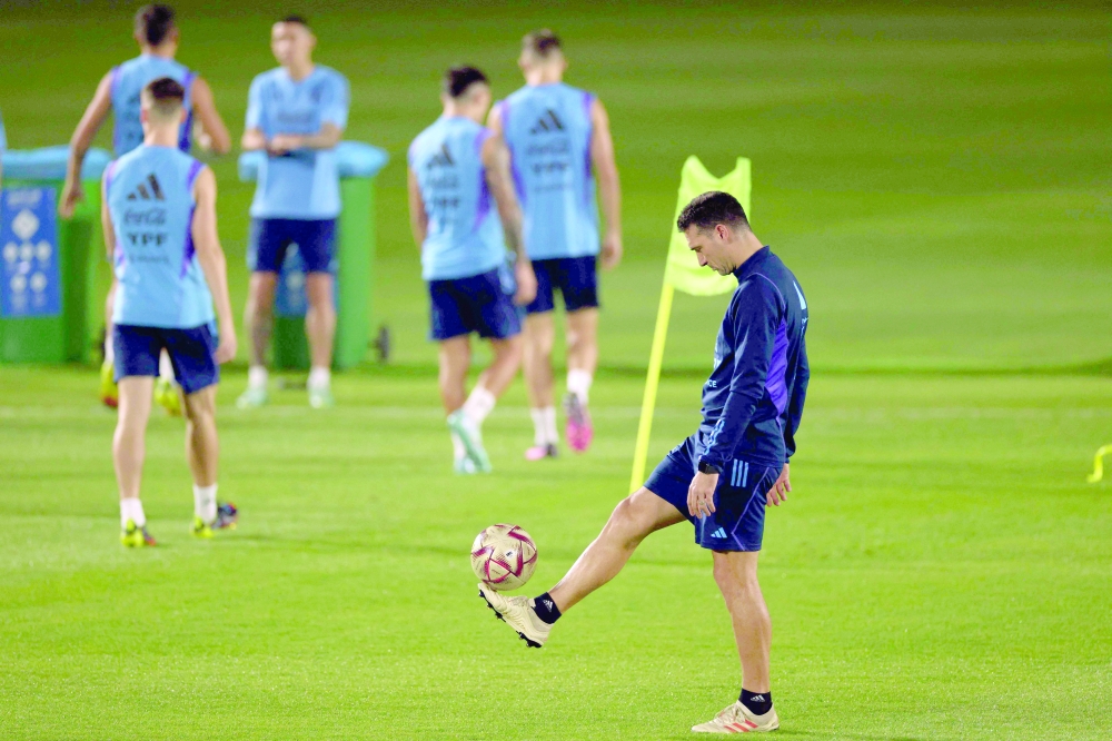 Argentina's coach Lionel Scaloni conducts his team training session at the Qatar University training site 3 in Doha on December 15, 2022. Argentina will play France in the Qatar 2022 World Cup football final match in Doha on December 18, 2022. (Photo by Adrian DENNIS / AFP)

