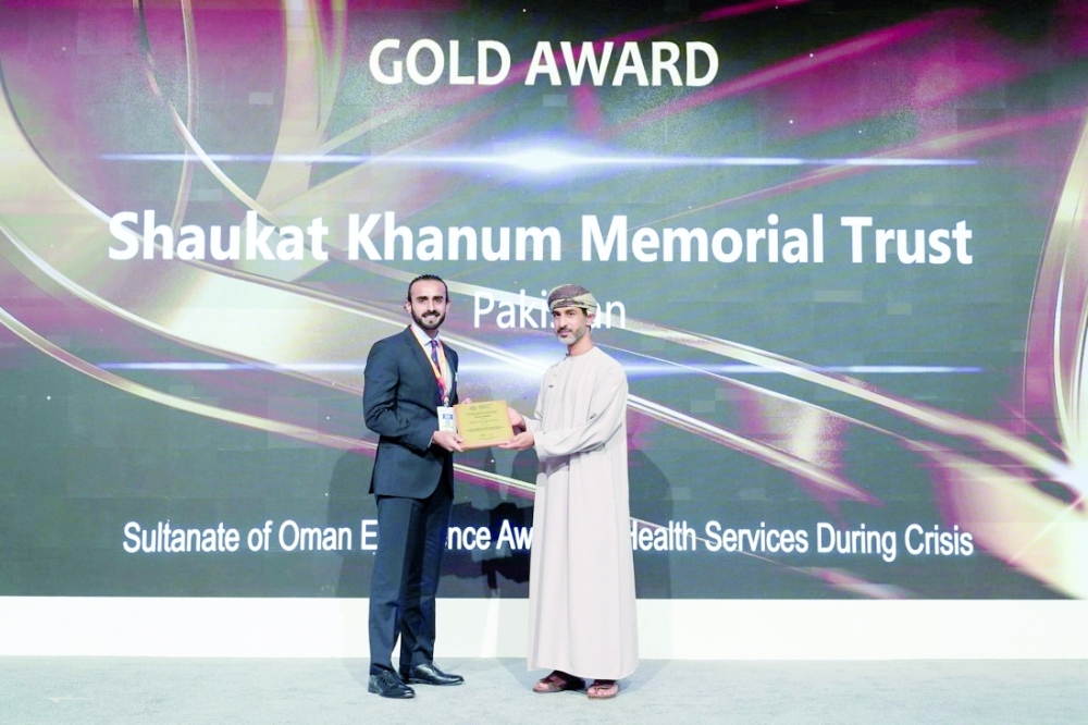 جانب من تسليم الجائزة