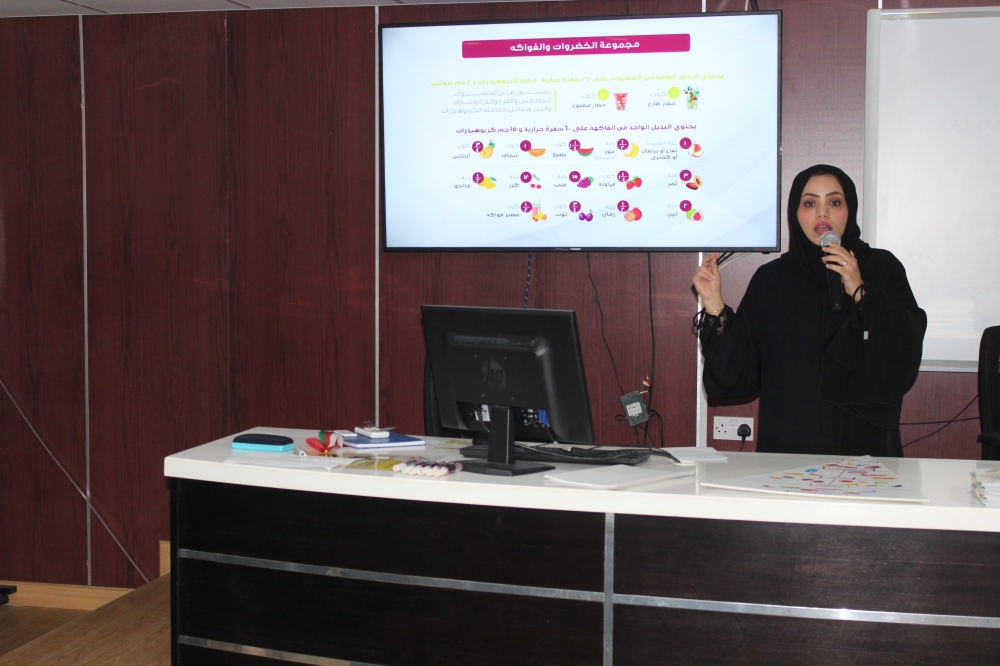 Faculty member from Sultan Qaboos hospital explaining right food combinations