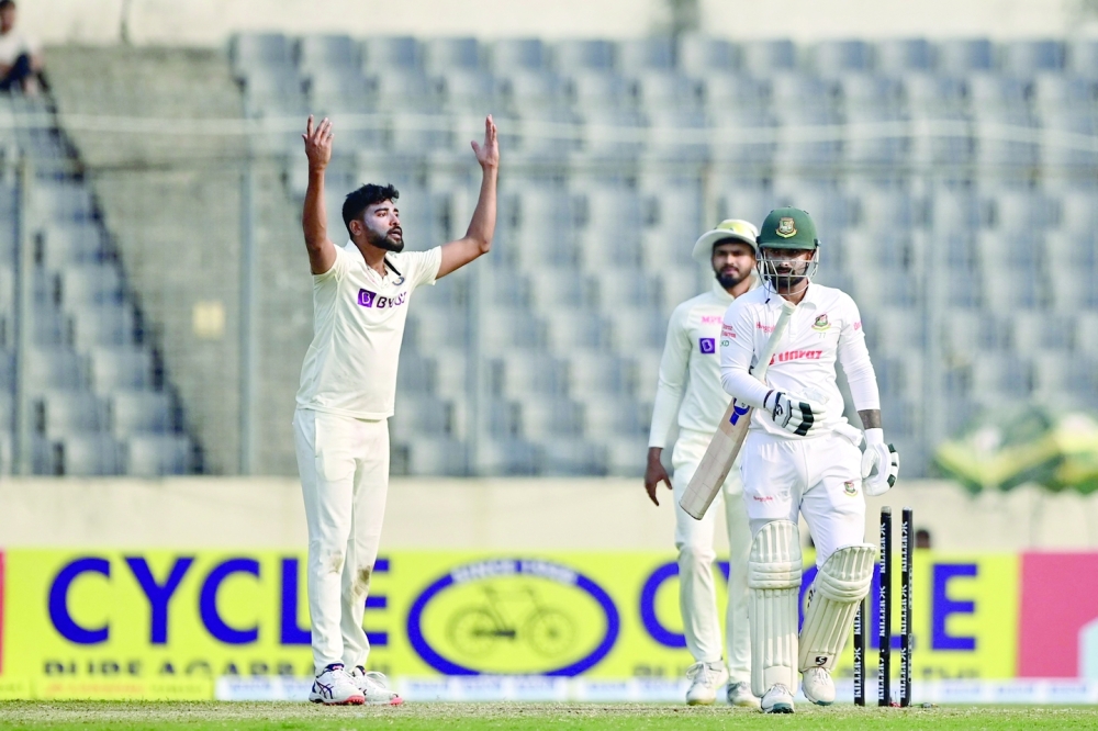 India痴 Mohammed Siraj reacts (L) after the dismissal of Bangladesh Litton Das (R) during the third day of the second cricket Test match between Bangladesh and India at the Sher-e-Bangla National Cricket Stadium in Dhaka on December 24, 2022. (Photo by Munir uz ZAMAN / AFP)

