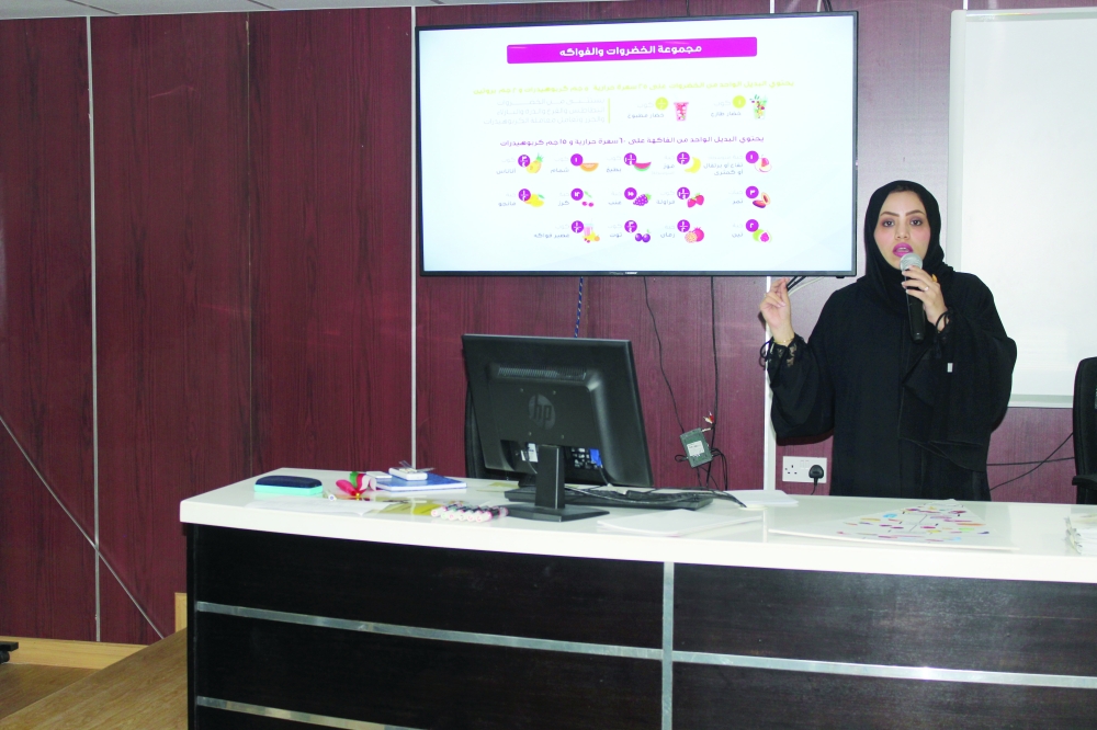 Faculty member from Sultan Qaboos hospital explaining right food combinations.