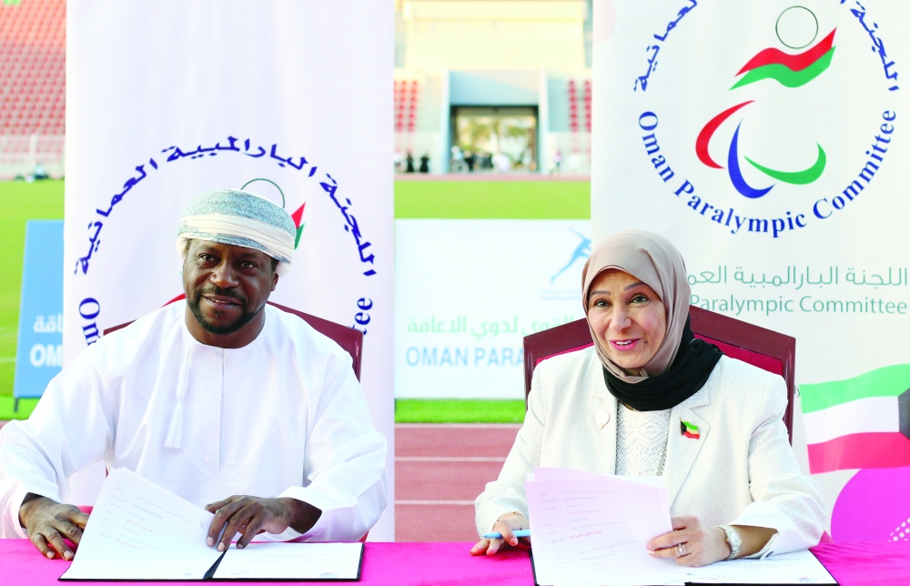 توقيع اتفاقية التعاون بين اللجنة ونادي الطموح الكويتي