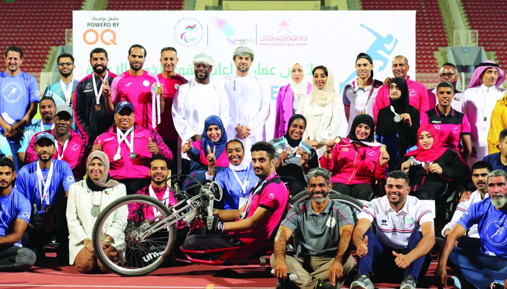 صورة جماعية للمكرمين مع راعي الحفل