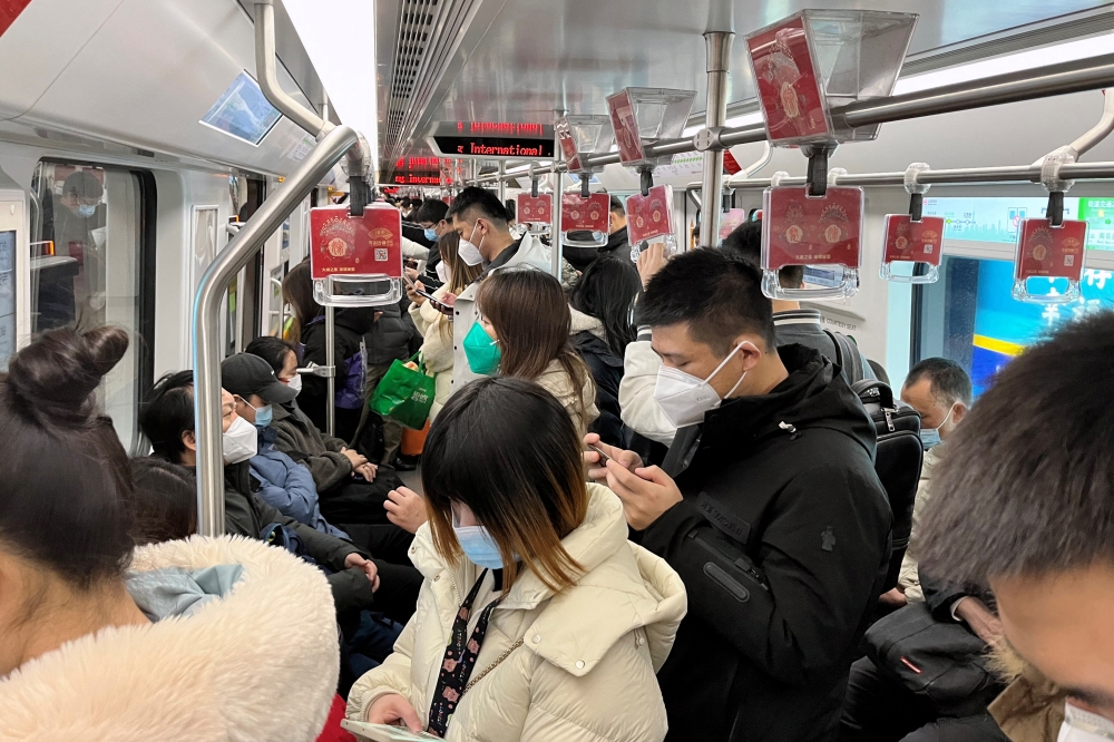 Commuters ride a subway train during the morning rush hour amid the coronavirus disease (COVID-19) outbreak, in Shanghai, China December 26, 2022. 