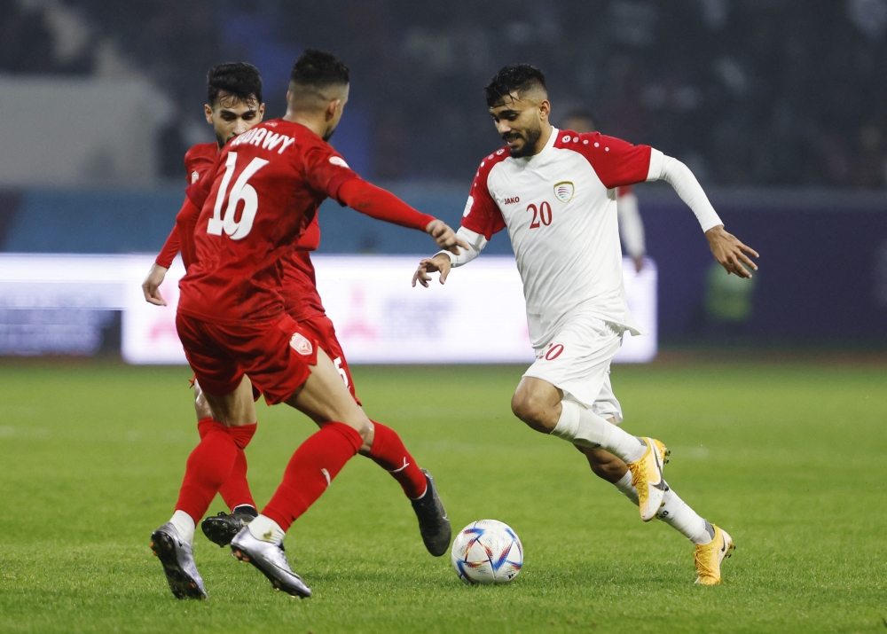 Soccer Football - Arabian Gulf Cup25 - Semi Final - Bahrain v Oman - Al-Minaa Olympic Stadium, Basra, Iraq - January 16, 2023 Oman's Salaah Al Yahyaei in action with Bahrain's Sayed Redha Isa REUTERS/Alaa Al-Marjani
