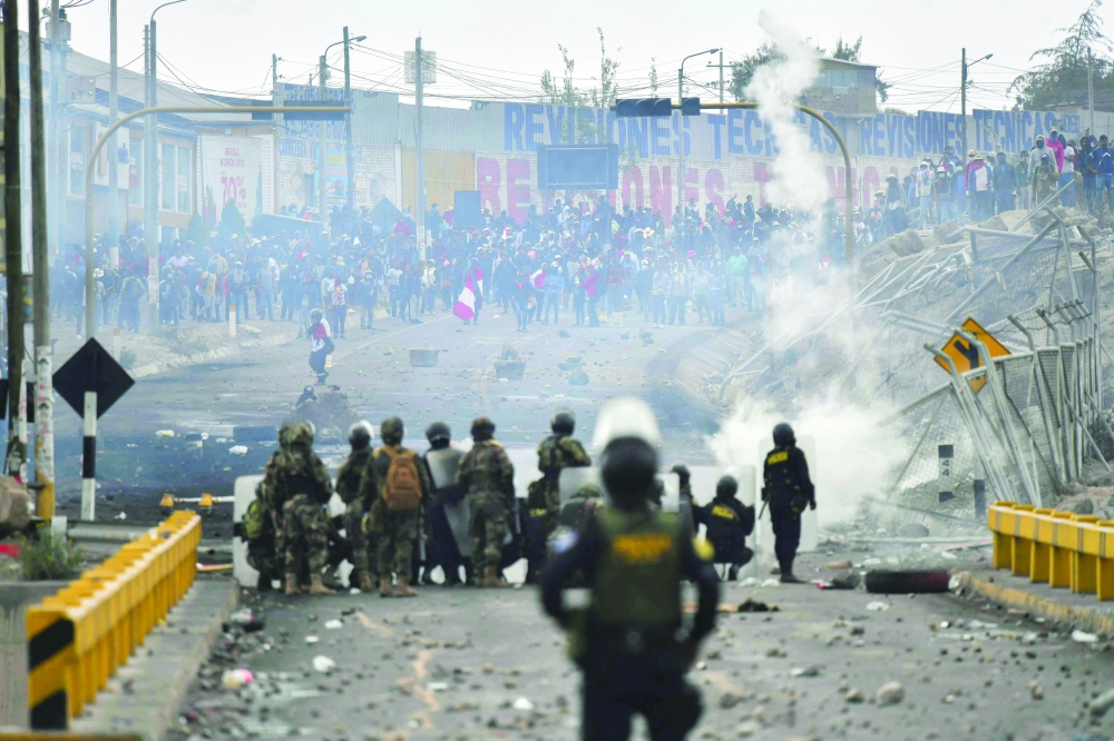 Demonstrators clash with riot police at the Aٌashuayco bridge in Arequipa, Peru, during a protest against the government of President Dina Boluarte and to demand her resignation. - AFP