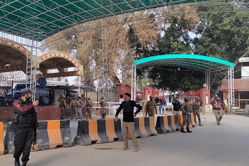 Security personnel stand guard outside the police headquarters after a blast in Peshawar on January 30, 2023. A blast at a mosque inside a police headquarters in Pakistan on January 30 killed and wounded worshippers, hospital officials said. (Photo by Abdul MAJEED / AFP)

