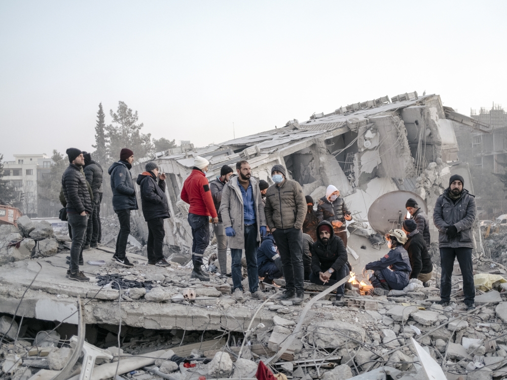 Rescue workers and civilian volunteers at the site of a crumbled building in Adiyaman, Turkey on Saturday, Feb. 11, 2023. (Emin Ozmen/The New York Times)