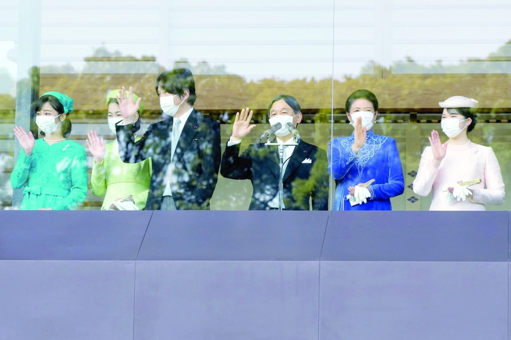 Japan's Emperor Naruhito with Empress Masako, (2R), their daughter Princess Aiko, (R), Crown Prince Akishino, (3L), Crown Princess Kiko, (2L),  and their daughter Princess Kako, (L), as they appear on the balcony of the Imperial Palace in Tokyo to mark the emperor's 63th birthday. -- Reuters 

