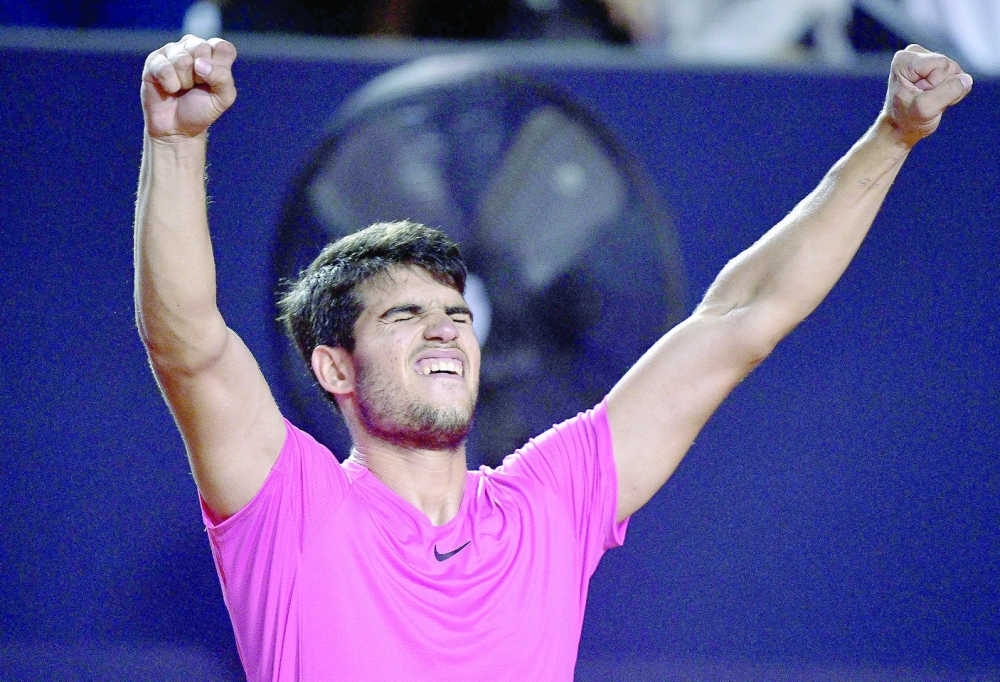 TOPSHOT - Spaniard Carlos Alcaraz celebrates after winning his ATP 500 Rio Open singles tennis match against Italy's Fabio Fognini in Rio de Janeiro, Brazil, on February 23, 2023.  (Photo by CARL DE SOUZA / AFP)