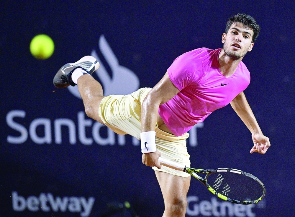 Spaniard Carlos Alcaraz serves the ball to Italian Fabio Fognini during the ATP 500 Rio Open singles tennis match in Rio de Janeiro, Brazil on February 23, 2023. (Photo by CARL DE SOUZA / AFP)

