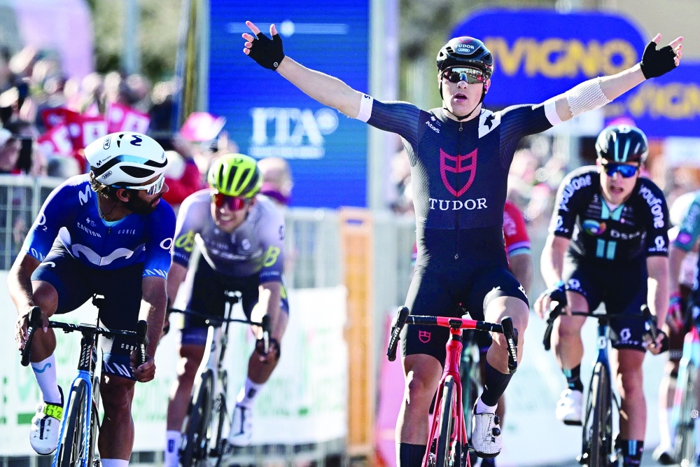 Team Tudor Dutch rider Arvid De Kleijn (R) celebrates after he crossed the finish line ahead of Movistar Team Colombian rider Fernando Gaviria (L) on March 15, 2023 to win the Milan傍urin semi classic single day cycling race, between the northern Italian cities of Milan and Turin.  (Photo by Marco BERTORELLO / AFP)

