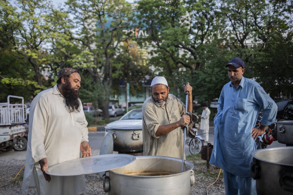 Volunteers preparing meals for people to break their fast during the Muslim holy month of Ramadan in Islamabad, Pakistan, on April 15, 2023. (Saiyna Bashir/The New York Times)