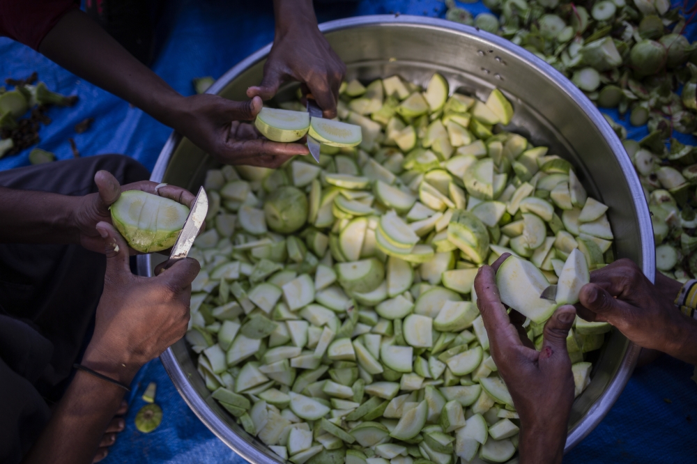 Volunteers prepare meals for people to break their fast during the Muslim holy month of Ramadan in Islamabad, Pakistan, on April 15, 2023. (Saiyna Bashir/The New York Times)