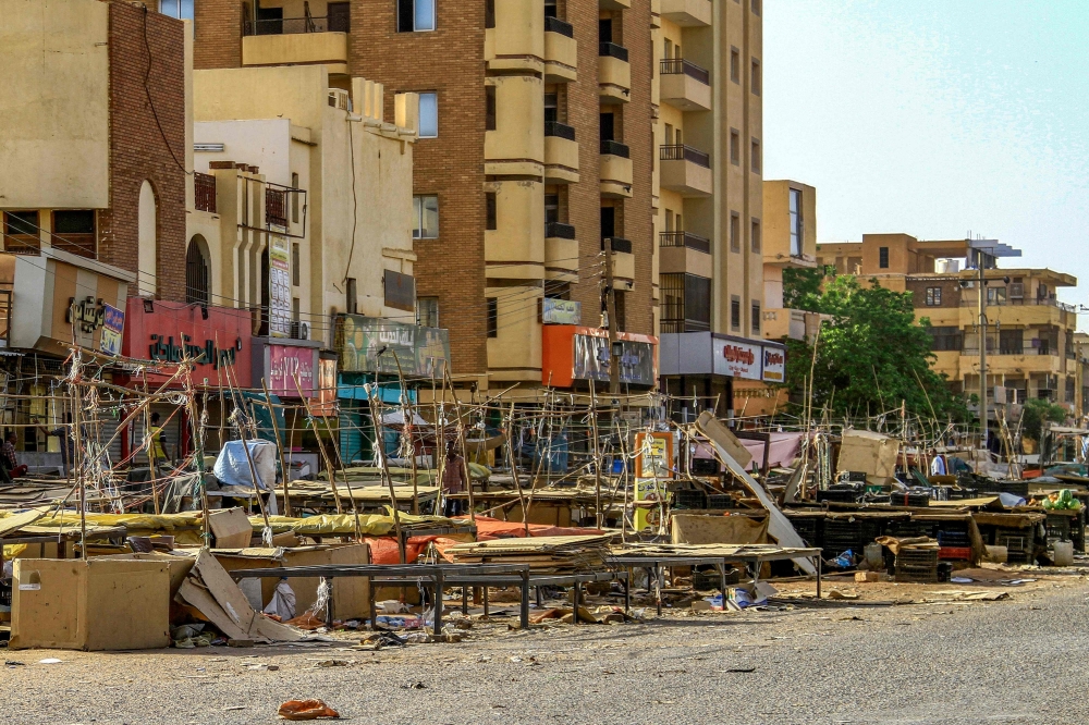 Pedlars' stalls are abandoned along a street market in the south of Khartoum on April 17, 2023 as fighting in the Sudanese capital between the army and paramilitary forces led by rival generals rages for a third day.  (Photo by AFP)

