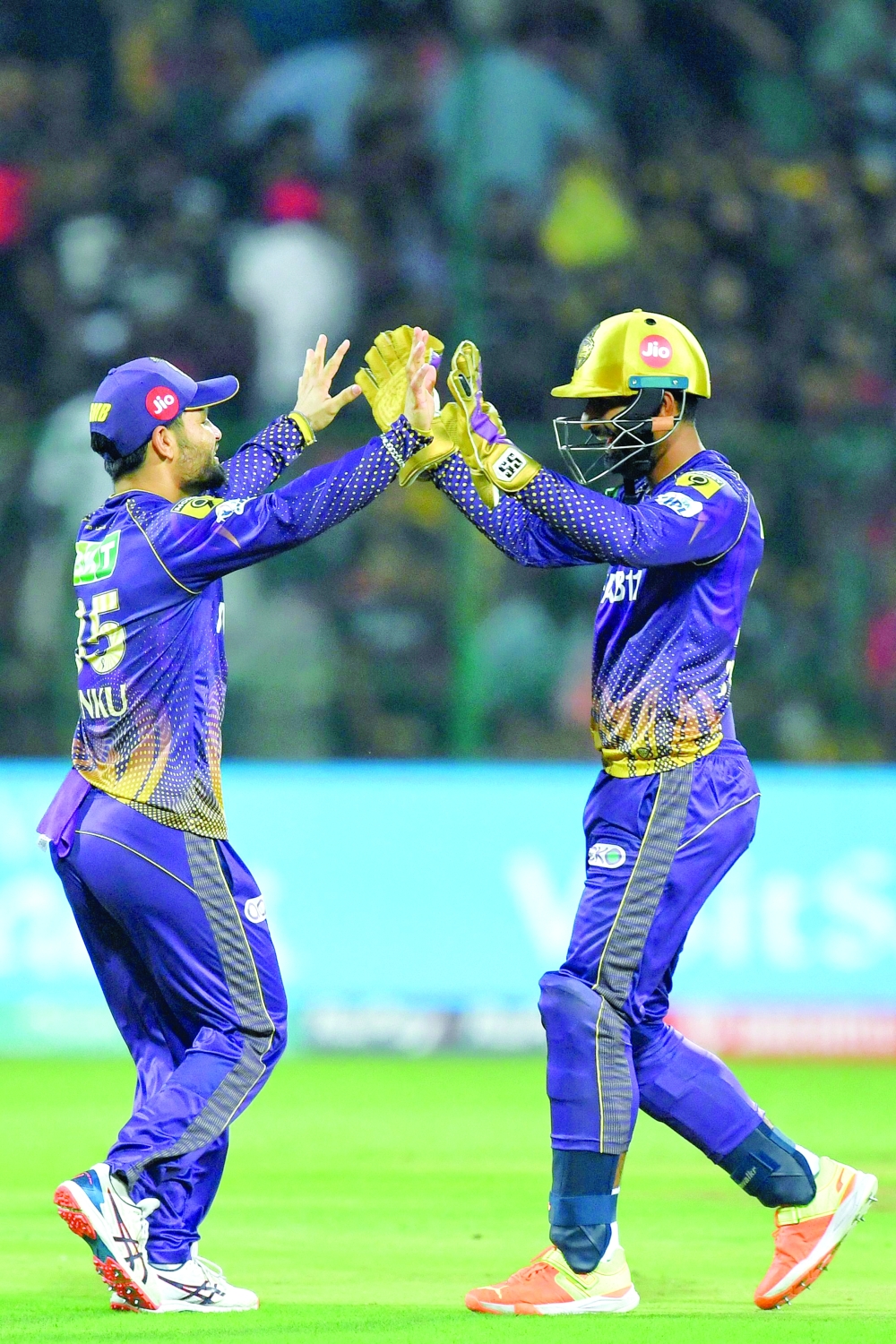 Kolkata Knight Riders' Rinku Singh (L) celebrates with his teammate after the dismissal of Royal Challengers Bangalore's Dinesh Karthik (not pictured) during the Indian Premier League (IPL) Twenty20 cricket match between Royal Challengers Bangalore and Kolkata Knight Riders at the M Chinnaswamy Stadium in Bengaluru on April 26, 2023. (Photo by Manjunath KIRAN / AFP)

