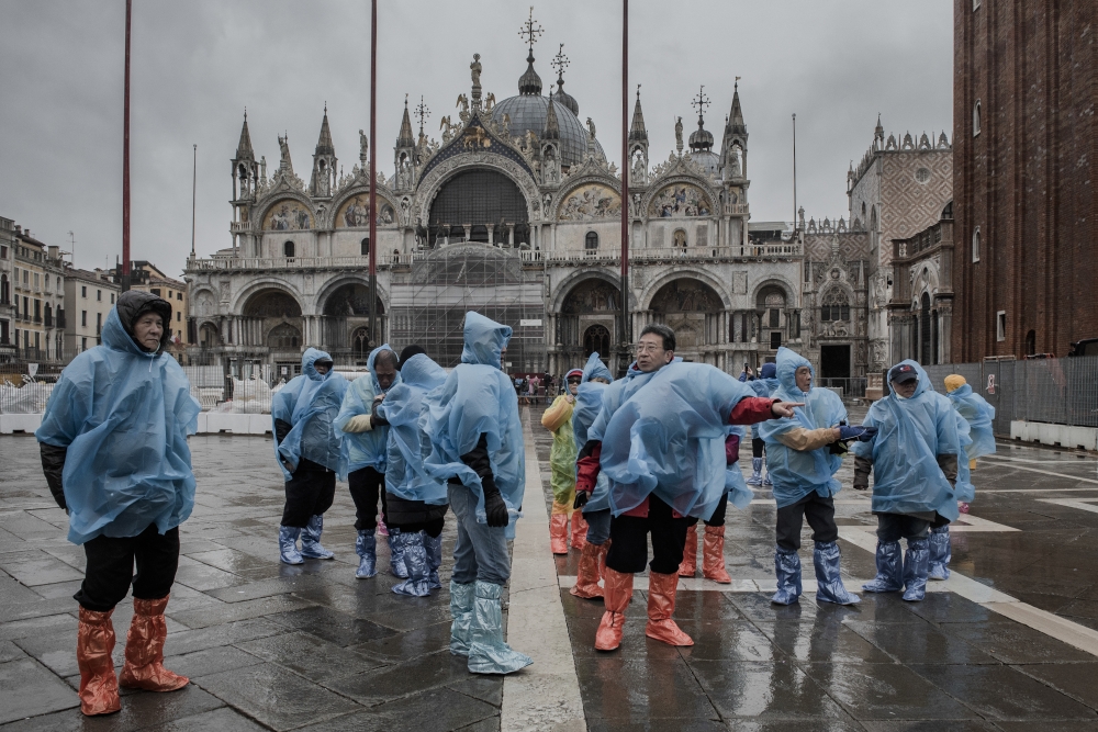 Tourists in central Venice, Italy on Nov. 22, 2022. (Laetitia Vancon/The New York Times)